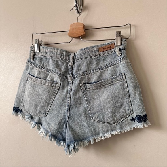 BLANK NYC Embroidered Coastal Cowgirl Wedge Shorts (Size:27) - Picture 6 of 10